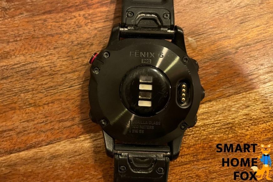 Man sieht die Sensoren auf der Rückseite der Garmin Fenix 6 Pro.